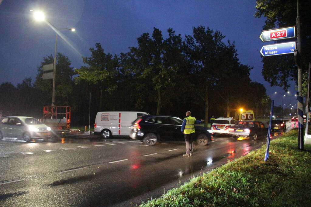 Auto en bestelbus in botsing onderaan afrit