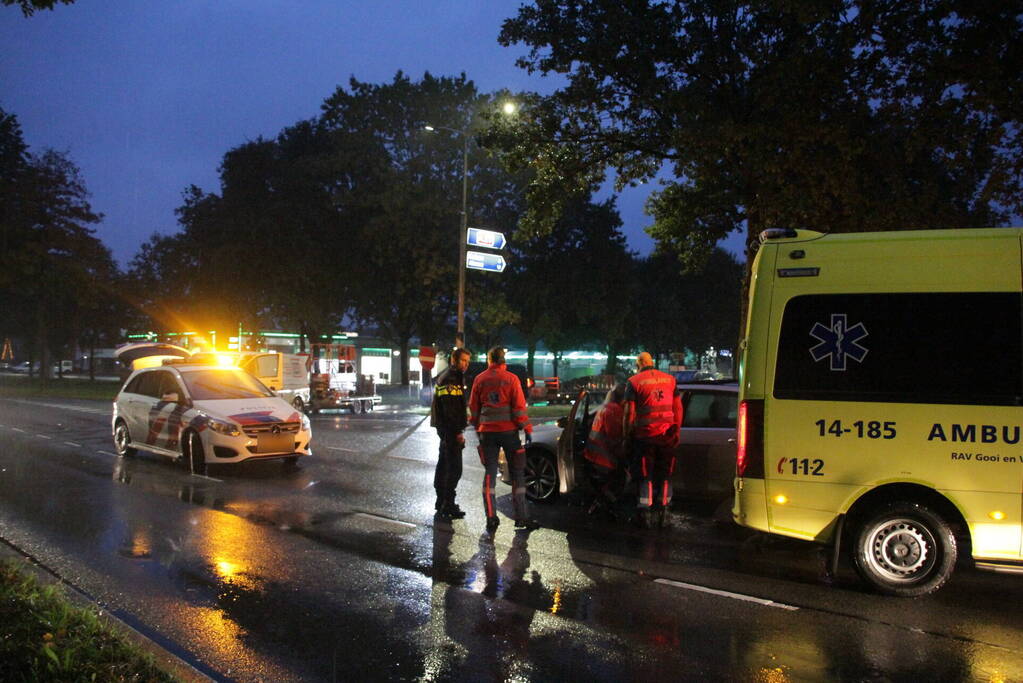 Auto en bestelbus in botsing onderaan afrit