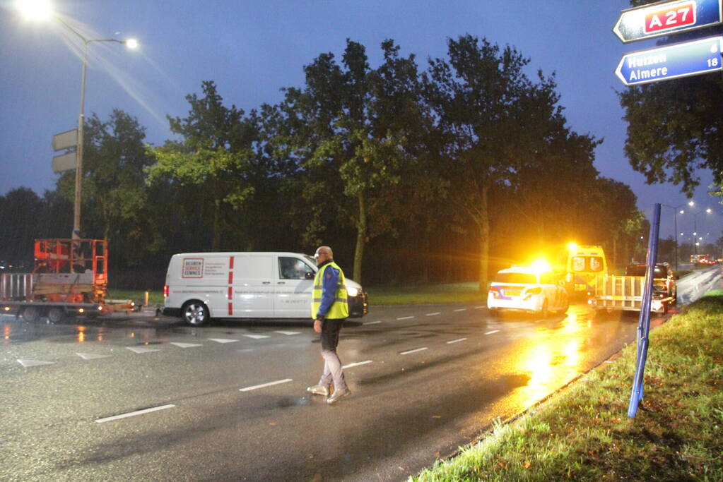 Auto en bestelbus in botsing onderaan afrit