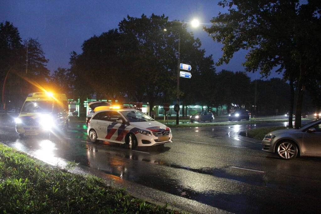 Auto en bestelbus in botsing onderaan afrit