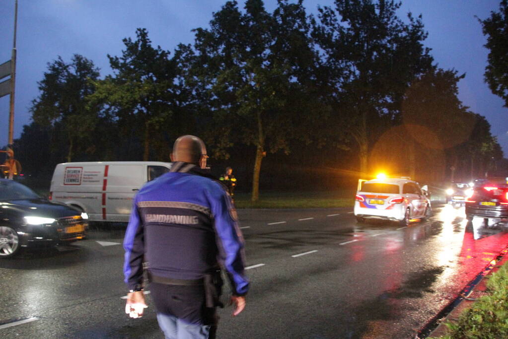 Auto en bestelbus in botsing onderaan afrit