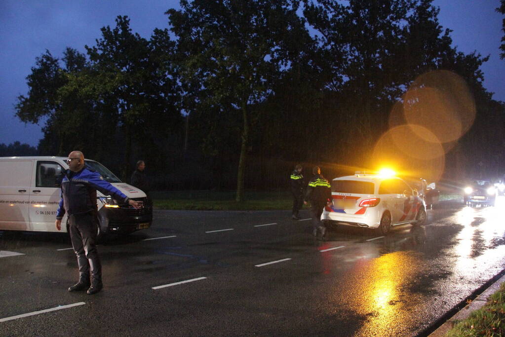 Auto en bestelbus in botsing onderaan afrit