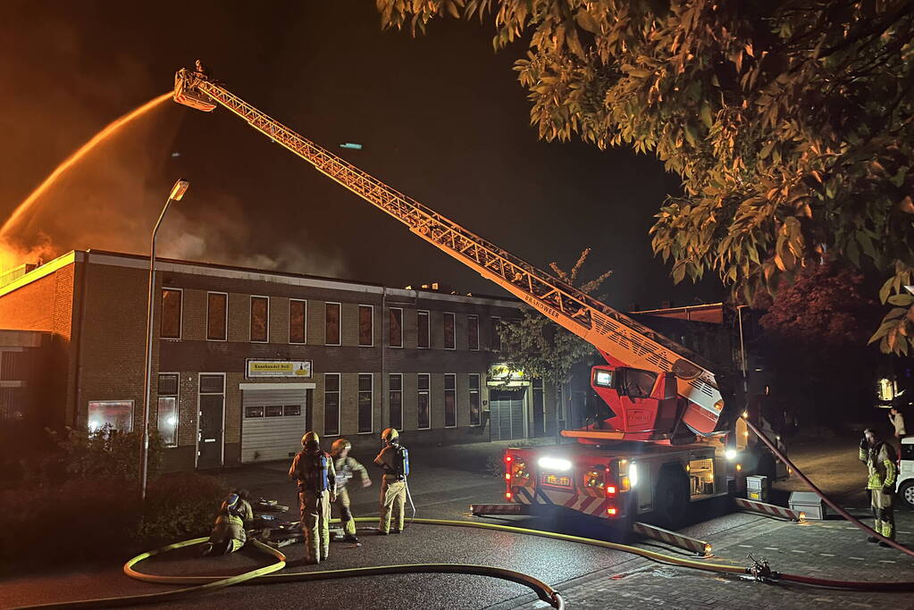 Grote uitslaande brand in bedrijfspand