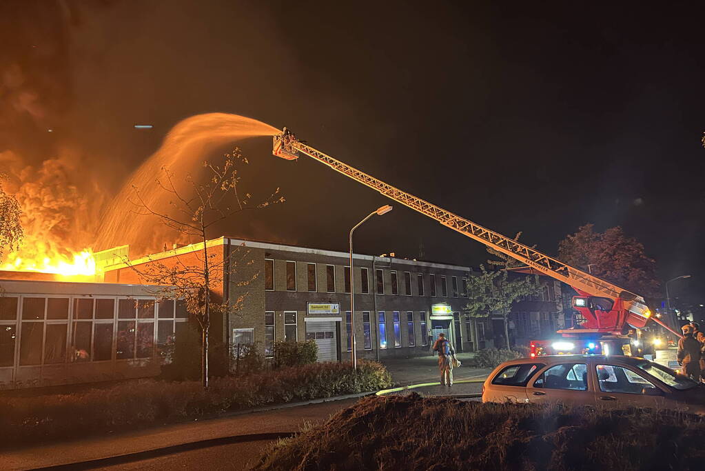 Grote uitslaande brand in bedrijfspand