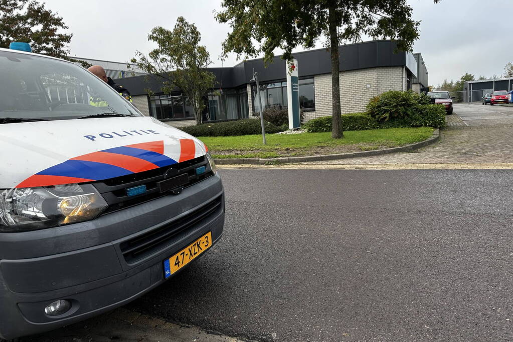 Werknemers ruiken gas in bedrijfspand