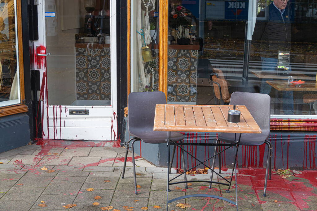 Koffiezaak besmeurd met rode verf