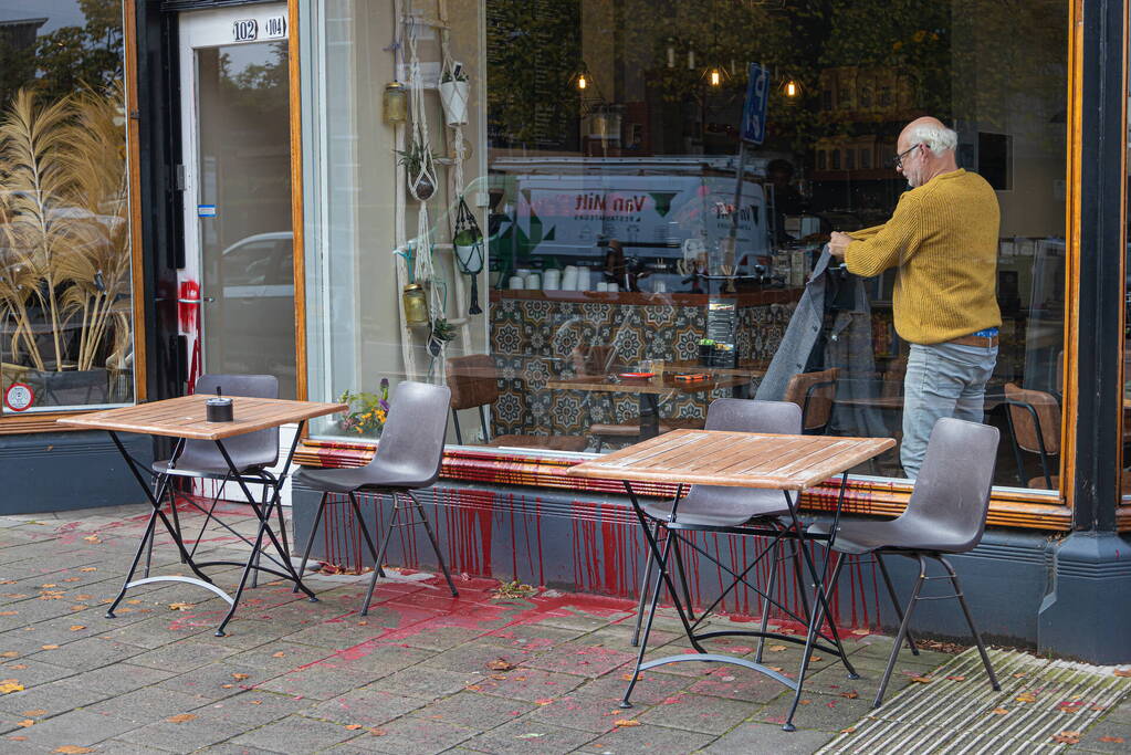 Koffiezaak besmeurd met rode verf