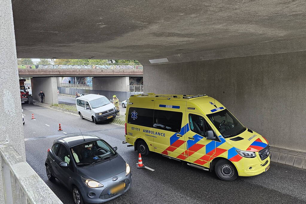 Bestelbus rijdt tegen brug