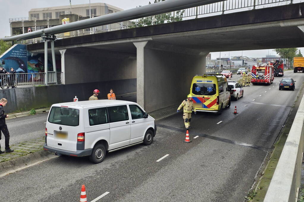 Bestelbus rijdt tegen brug