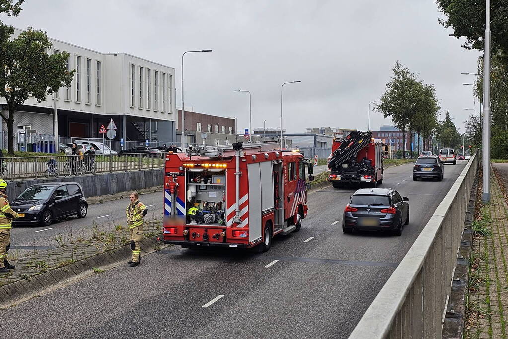 Bestelbus rijdt tegen brug