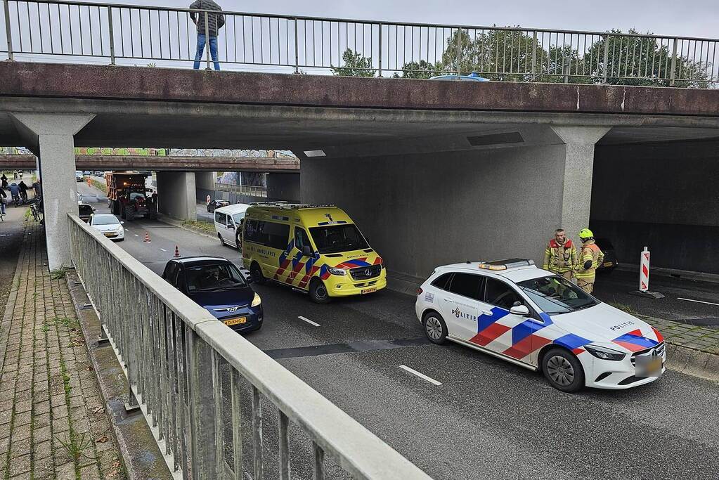 Bestelbus rijdt tegen brug