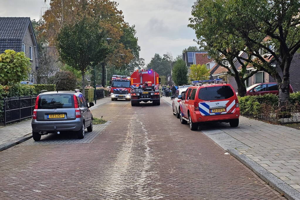 Grote brand in loods dreigt over te slaan naar woning