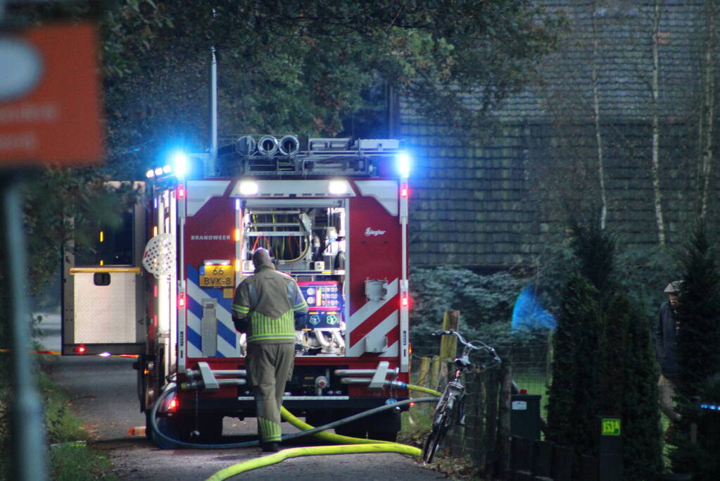 Grote brand in loods dreigt over te slaan naar woning