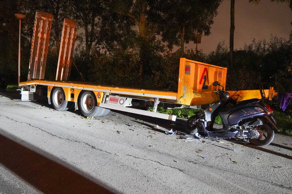 Scooterrijdster rijdt tegen stilstaande oplegger