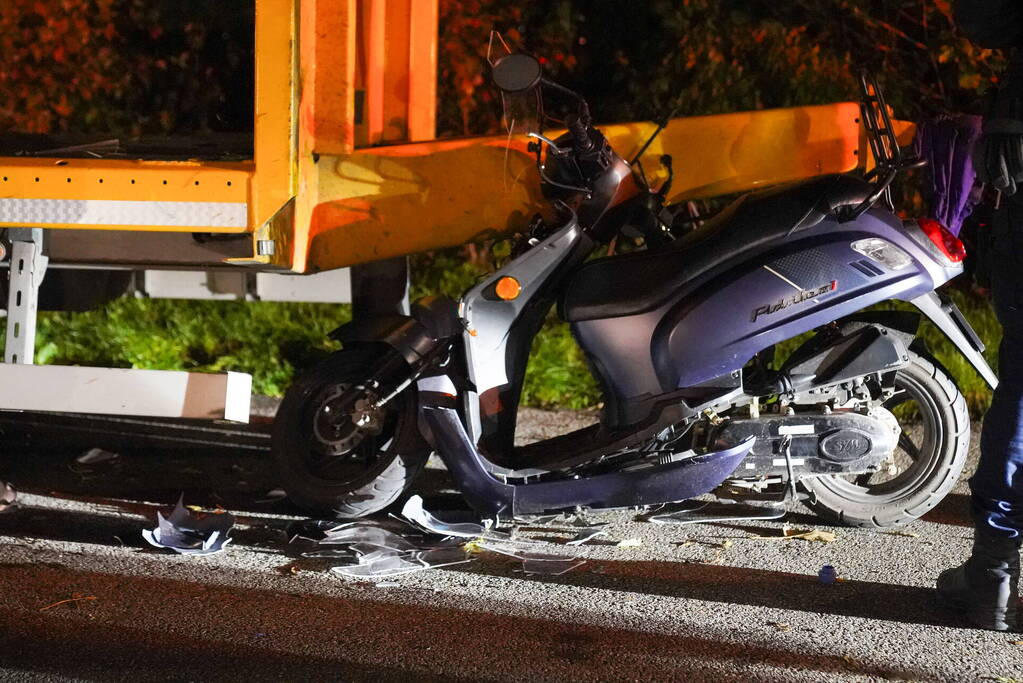 Scooterrijdster rijdt tegen stilstaande oplegger