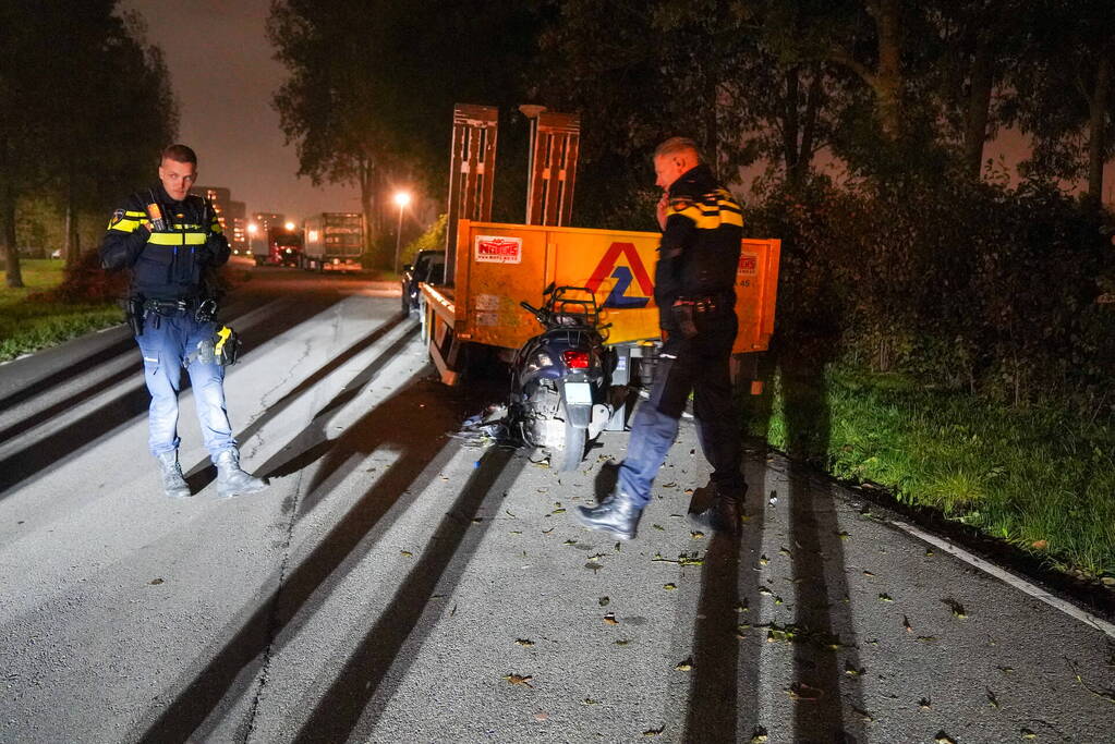 Scooterrijdster rijdt tegen stilstaande oplegger