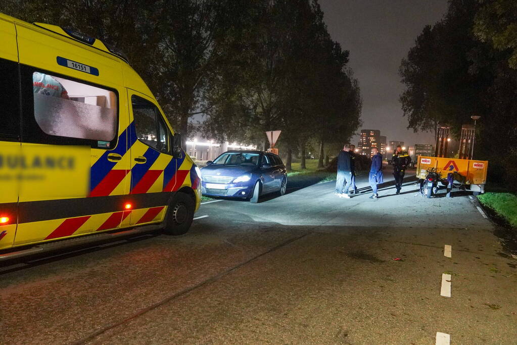 Scooterrijdster rijdt tegen stilstaande oplegger