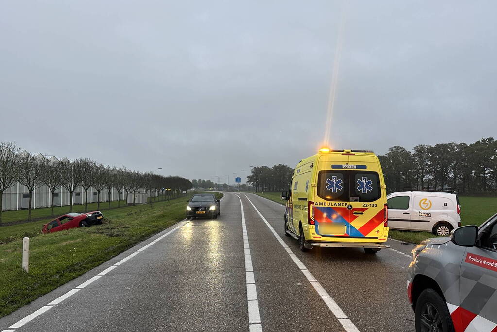 Auto belandt in sloot bij kop-staartbotsing