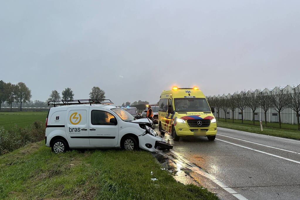 Auto belandt in sloot bij kop-staartbotsing