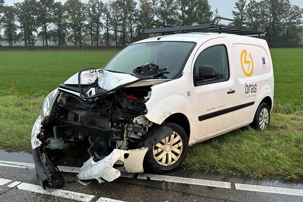 Auto belandt in sloot bij kop-staartbotsing