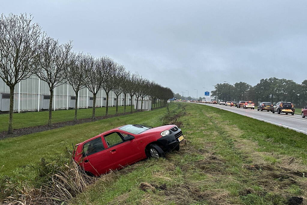 Auto belandt in sloot bij kop-staartbotsing