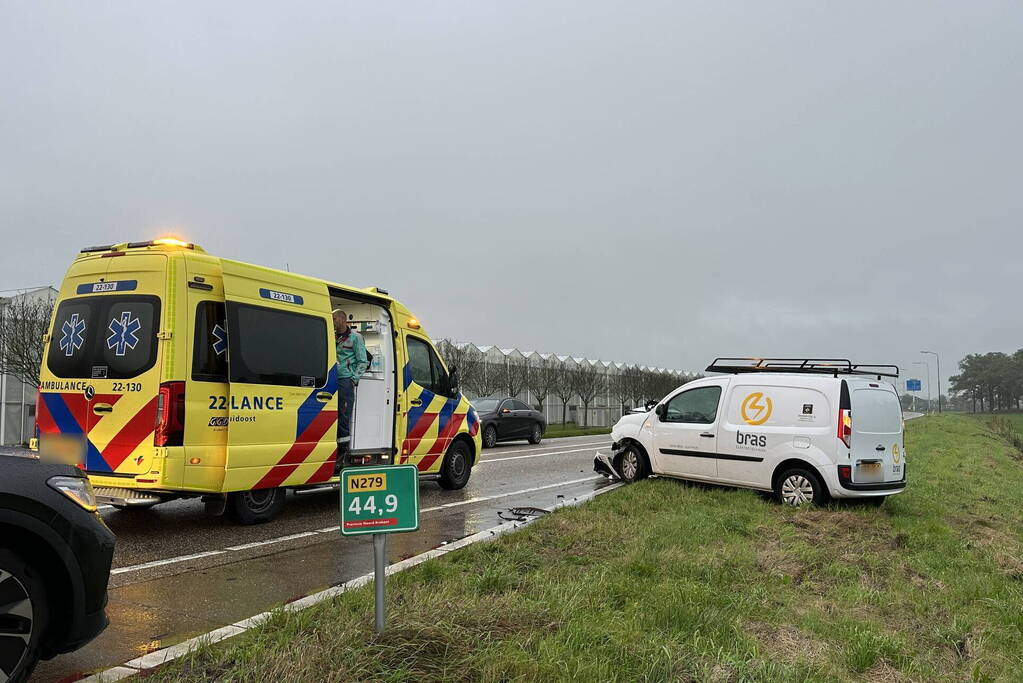 Auto belandt in sloot bij kop-staartbotsing