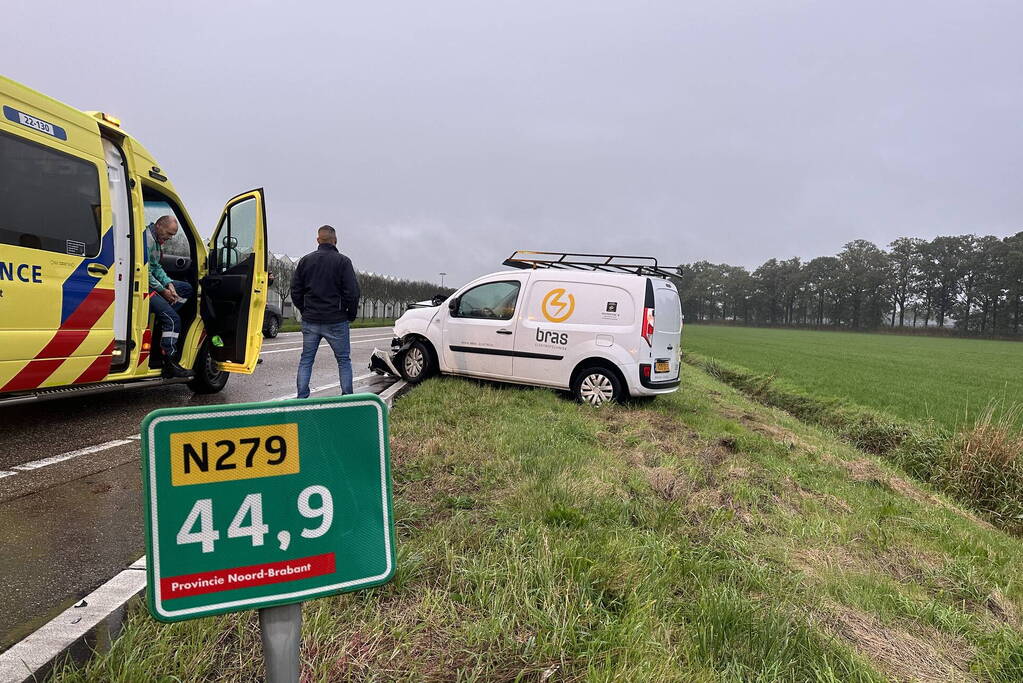 Auto belandt in sloot bij kop-staartbotsing