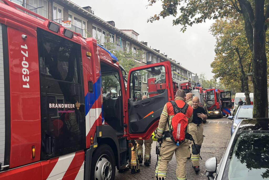 Brandweer doet onderzoek naar brandlucht