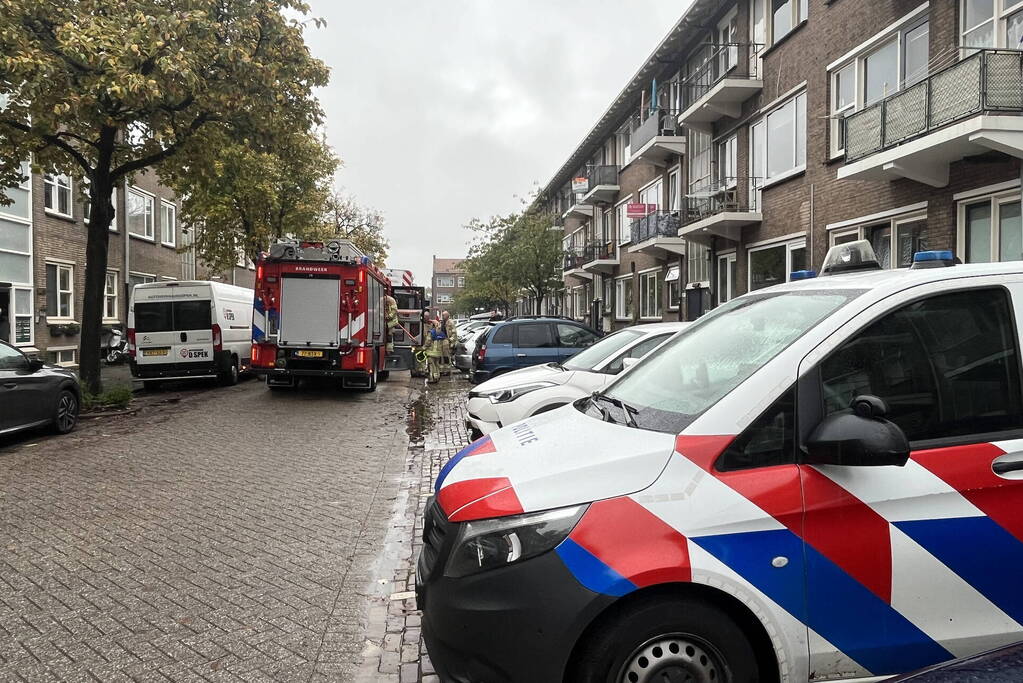 Brandweer doet onderzoek naar brandlucht