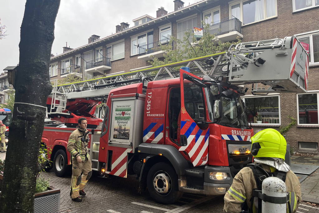 Brandweer doet onderzoek naar brandlucht