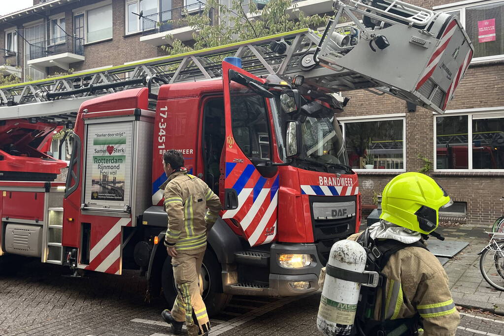 Brandweer doet onderzoek naar brandlucht