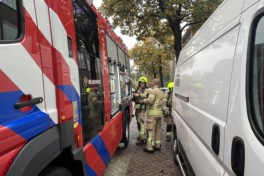 Brandweer doet onderzoek naar brandlucht