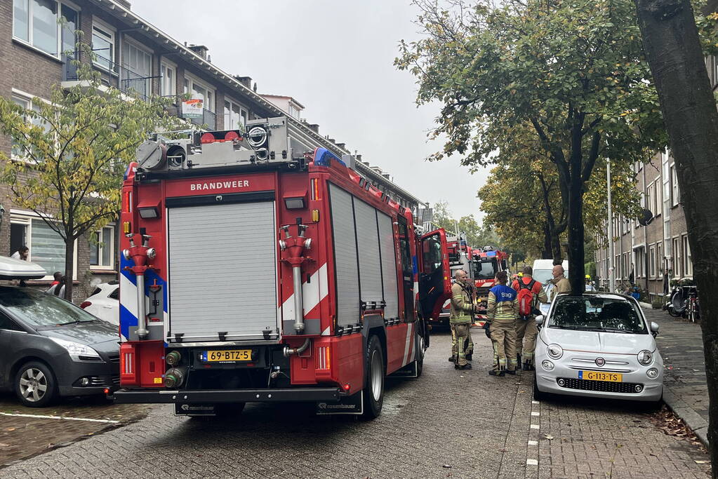 Brandweer doet onderzoek naar brandlucht