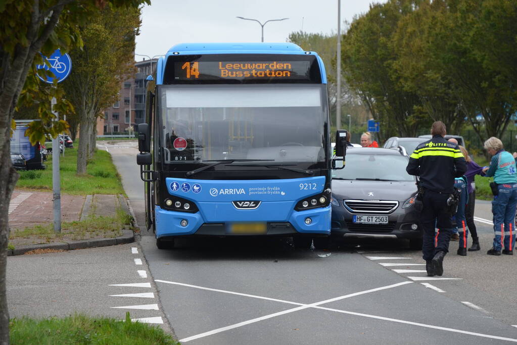 Afslaande personenauto klapt op lijnbus