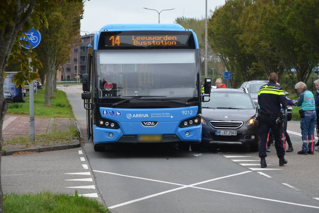 Afslaande personenauto klapt op lijnbus