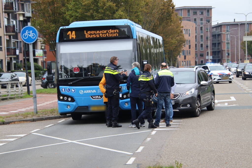 Afslaande personenauto klapt op lijnbus