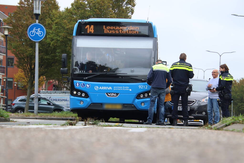 Afslaande personenauto klapt op lijnbus