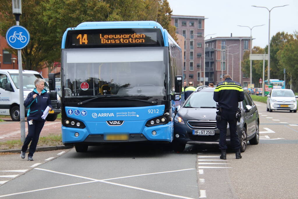 Afslaande personenauto klapt op lijnbus