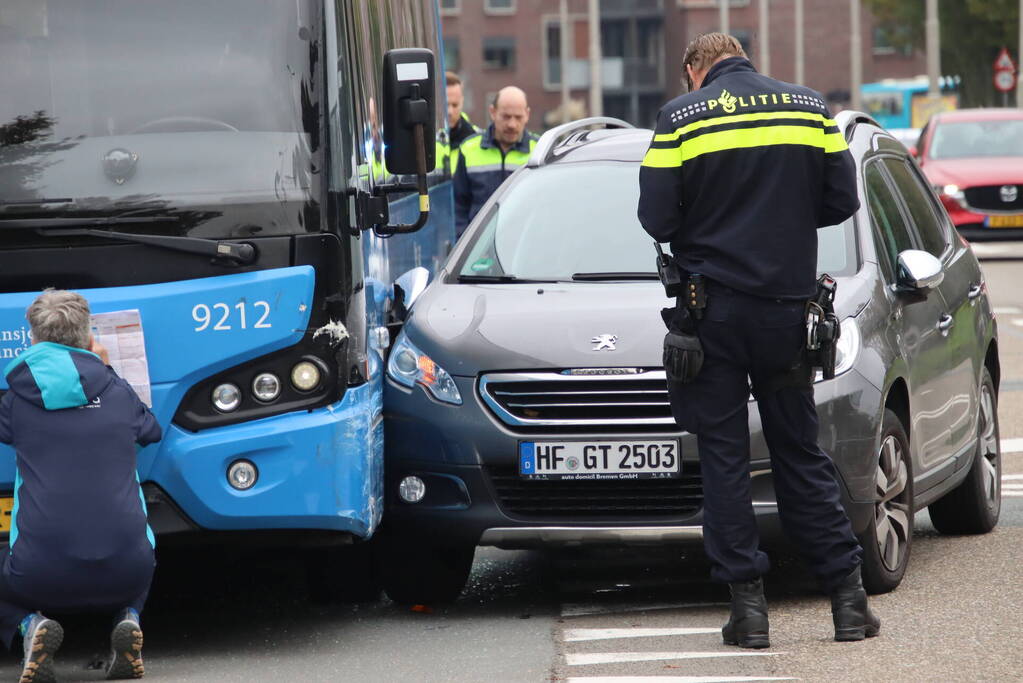 Afslaande personenauto klapt op lijnbus