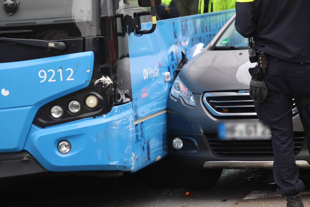 Afslaande personenauto klapt op lijnbus