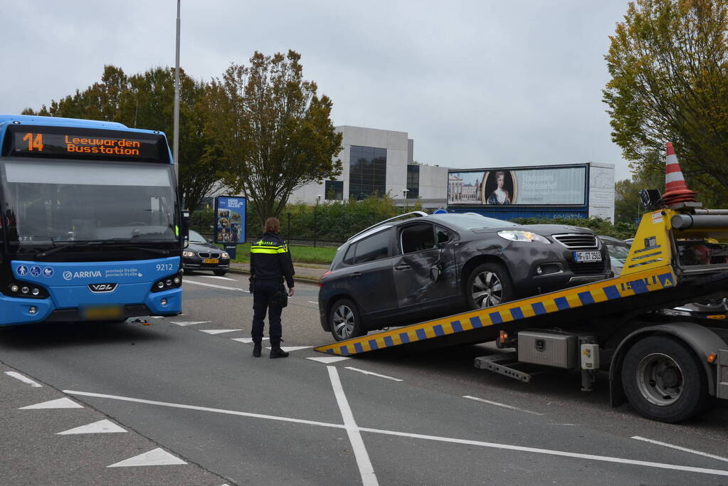 Afslaande personenauto klapt op lijnbus