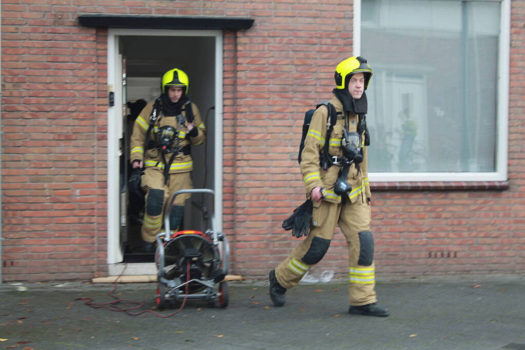 Brandweer blust brand in woning