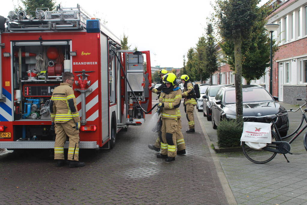 Brandweer blust brand in woning