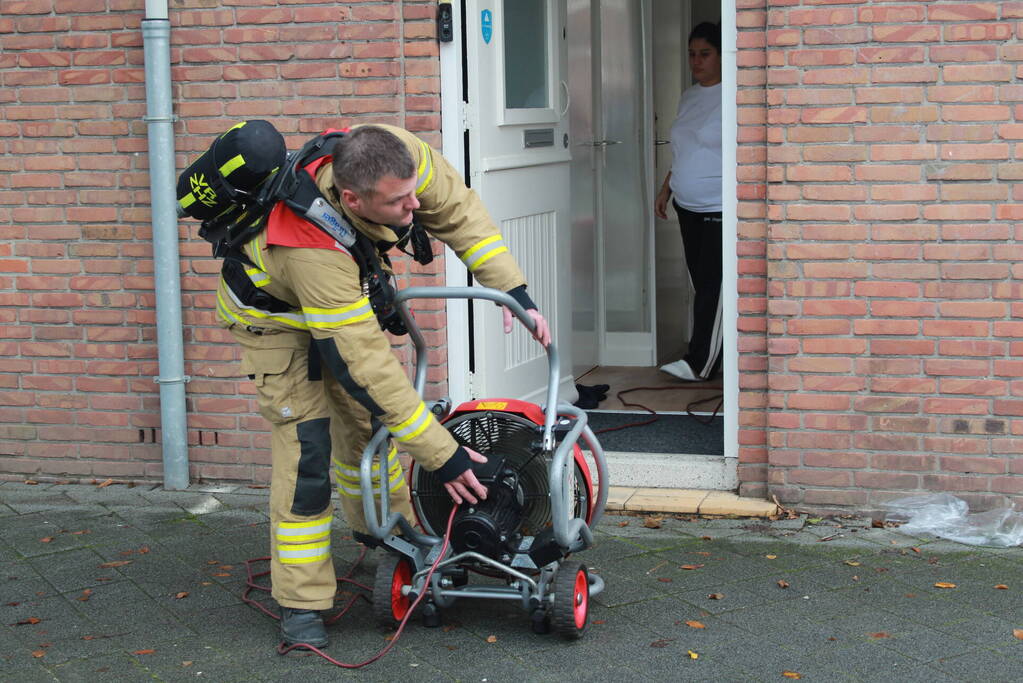 Brandweer blust brand in woning