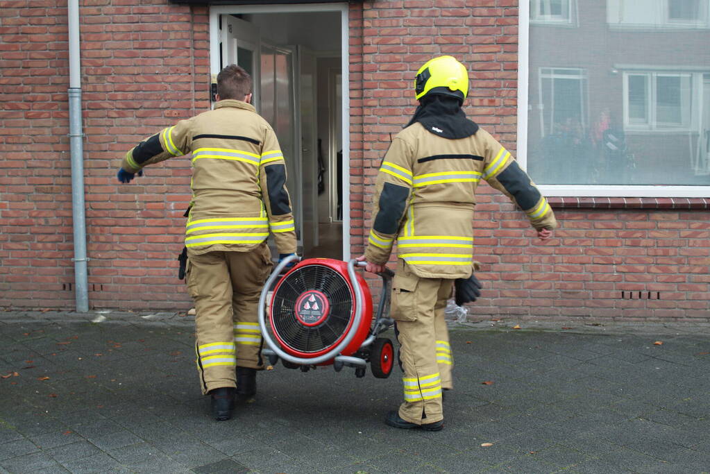 Brandweer blust brand in woning