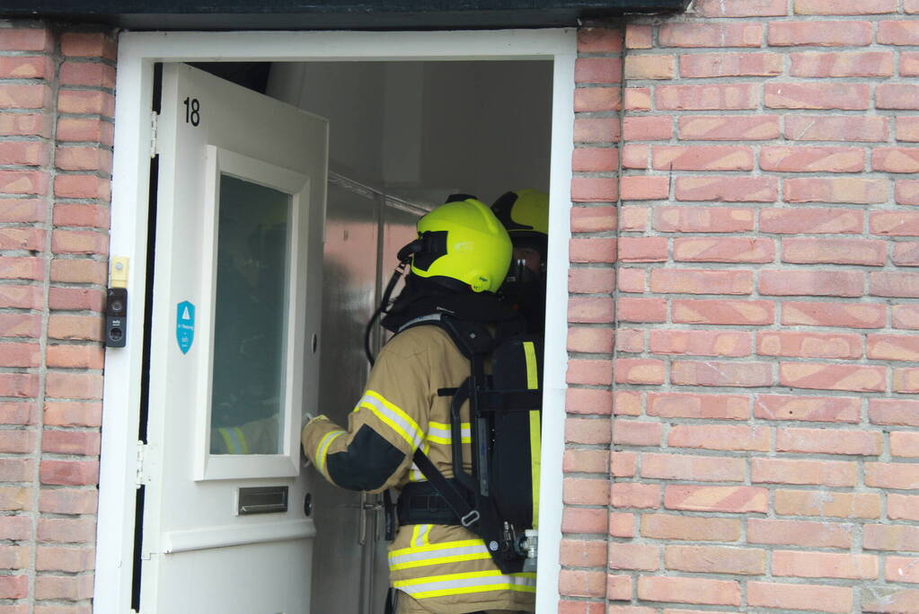 Brandweer blust brand in woning