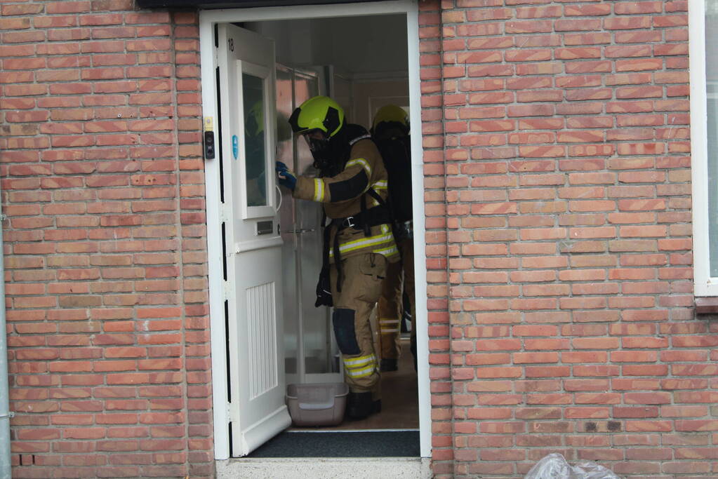 Brandweer blust brand in woning