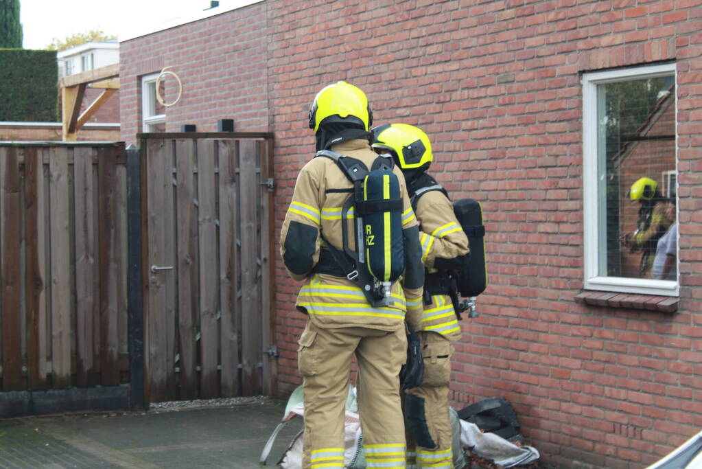 Brandweer blust brand in woning