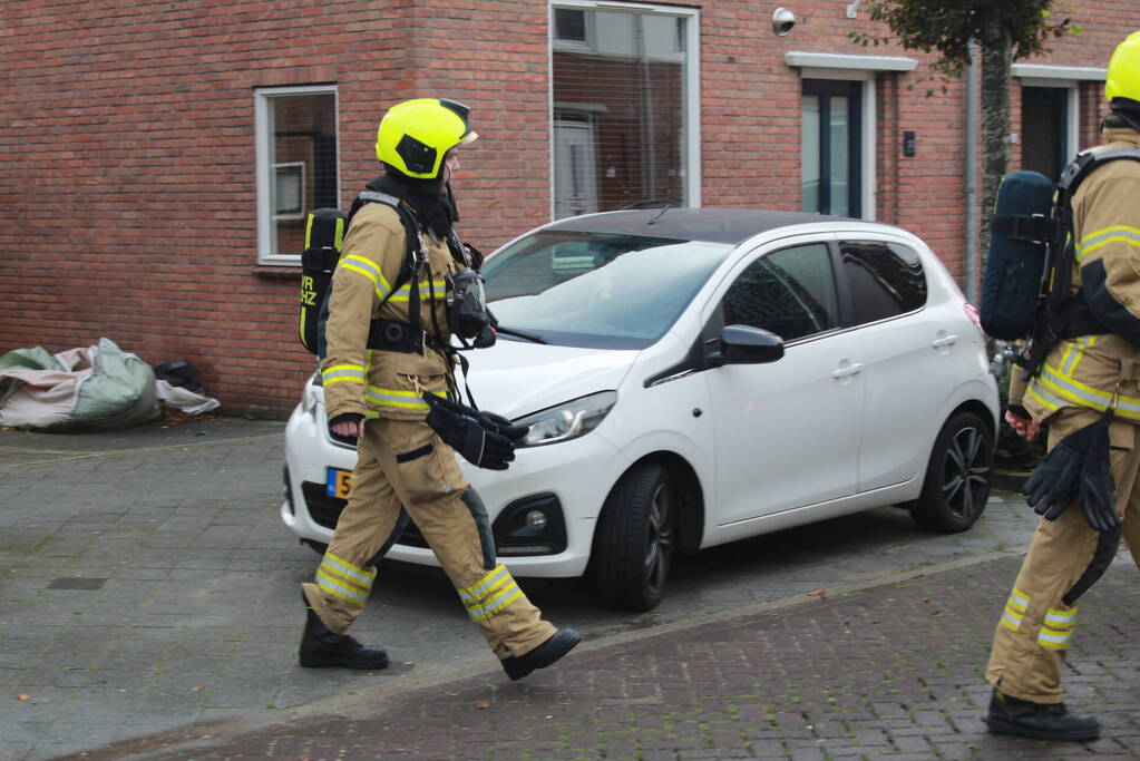 Brandweer blust brand in woning