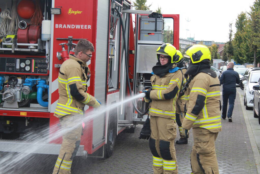 Brandweer blust brand in woning